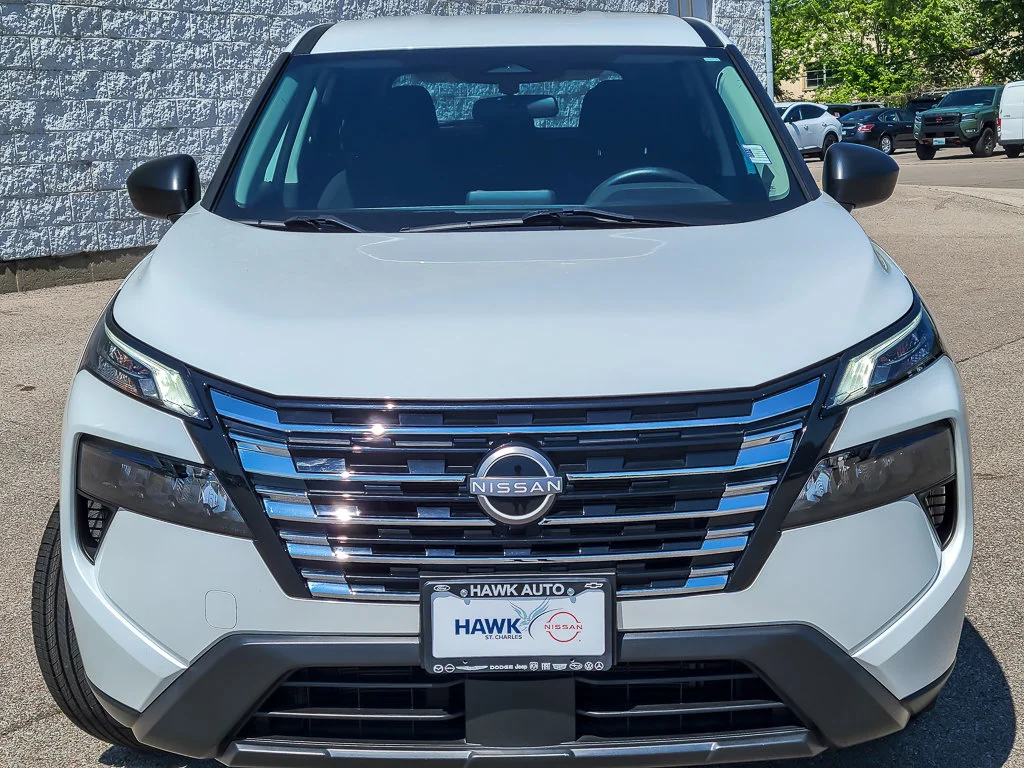 Used 2024 Everest White Pearl Nissan S image 4