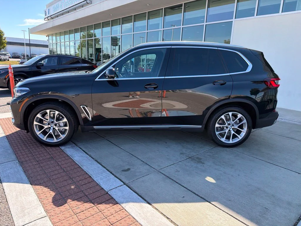 Used 2022 Black Sapphire Metallic BMW sDrive40i image 3
