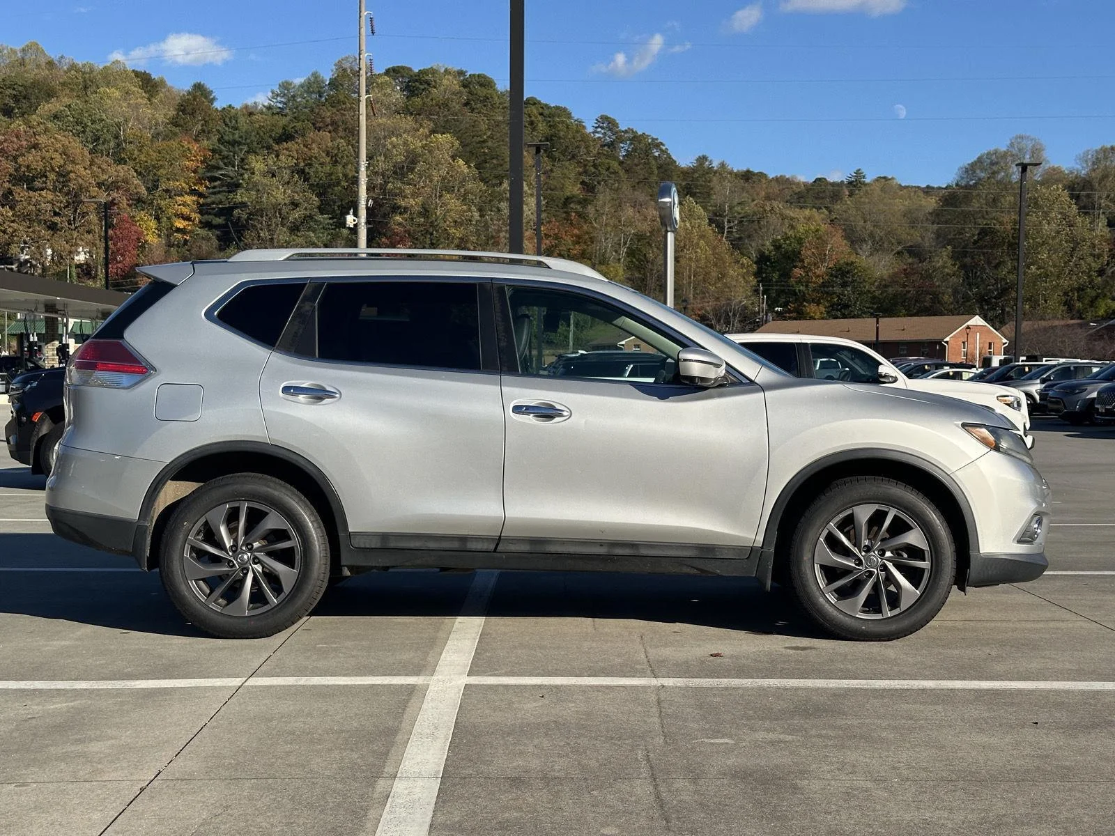 Used 2016 Brilliant Silver Nissan SL image 8