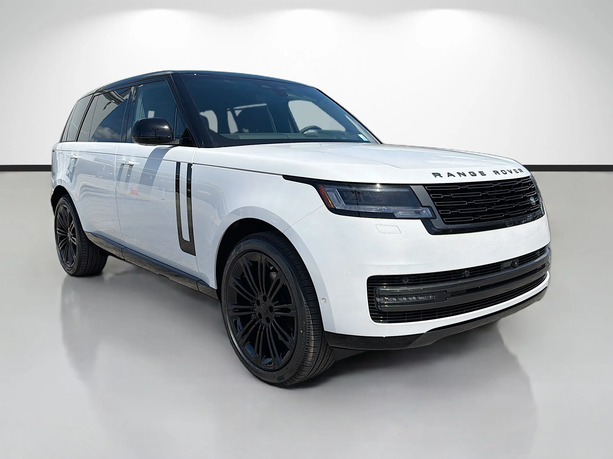 New 2026 Ostuni Pearl White Premium Metallic Land Rover SE image 7