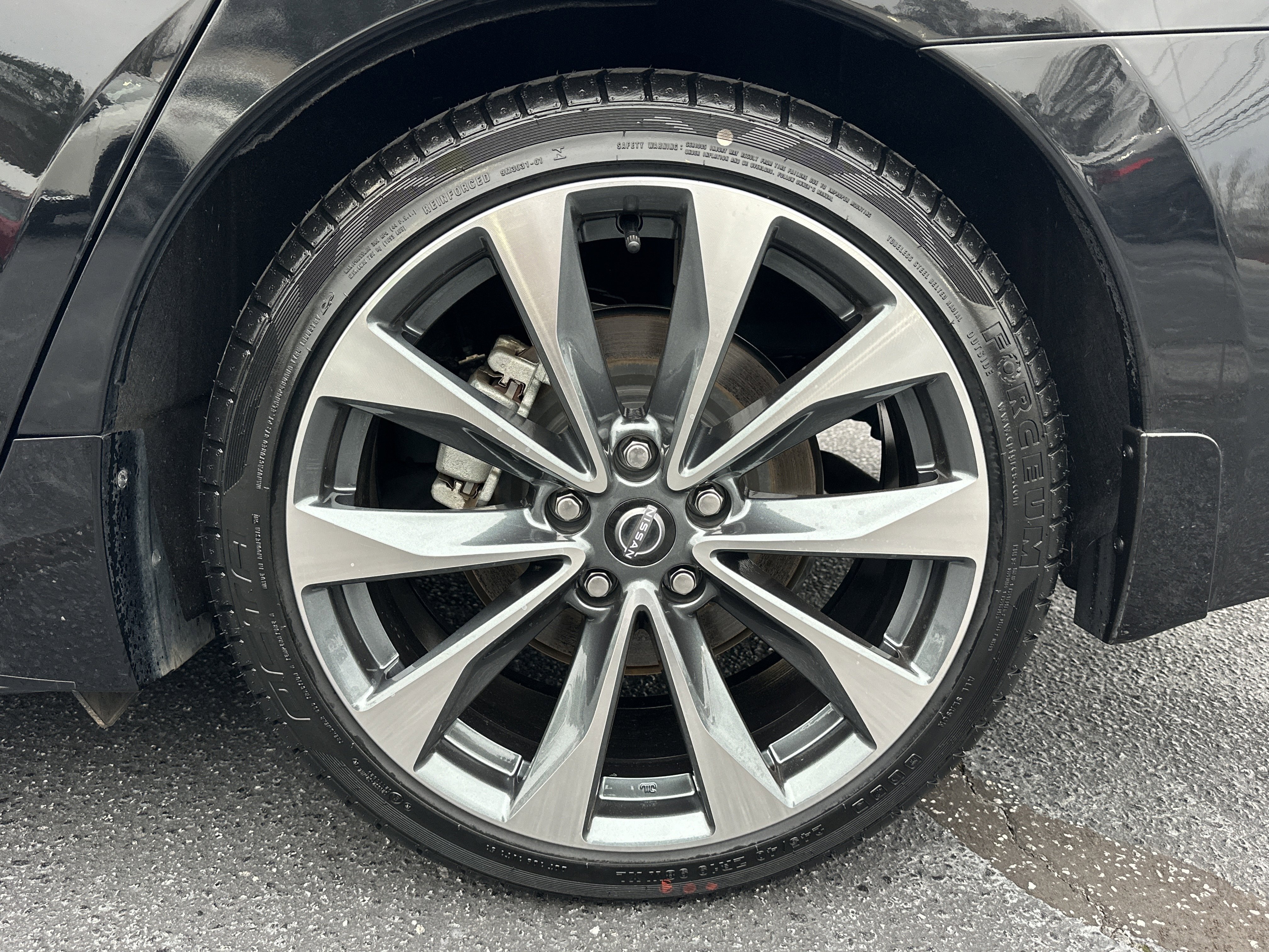 Used 2023 Super Black Nissan Platinum image 19