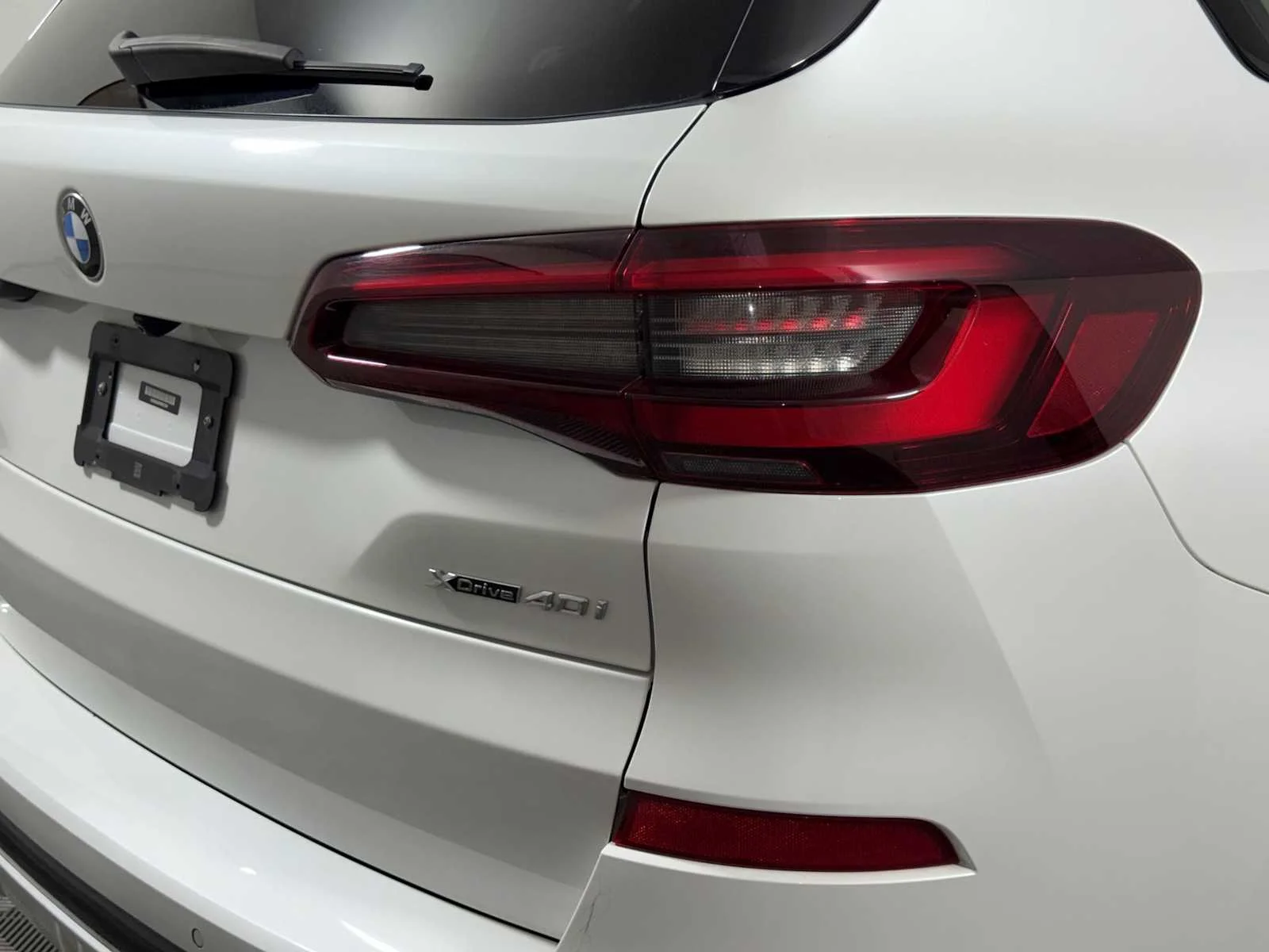 Used 2023 Mineral White Metallic BMW xDrive40i image 28