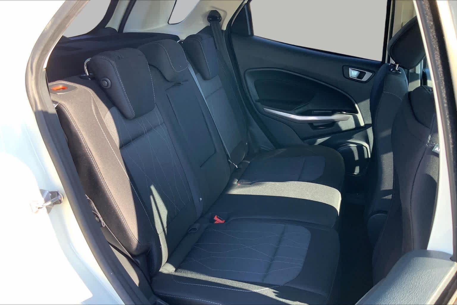 Used 2022 Diamond White Ford SE image 19