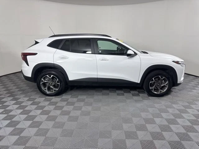 Used 2025 Summit White Chevrolet LT image 2