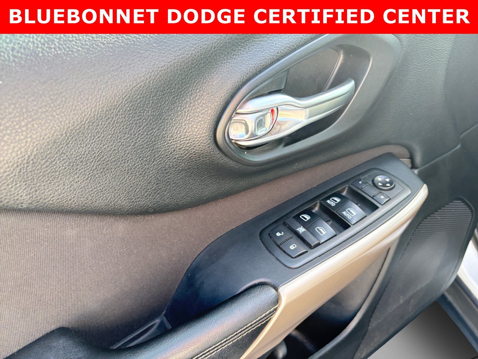 Used 2017 Bright White Clearcoat Jeep Latitude image 10