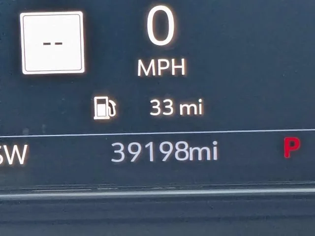 Used 2022 Summit White GMC AT4 image 31