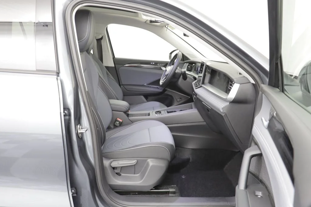 New 2026 Platinum Gray Volkswagen 2.0T SE image 19