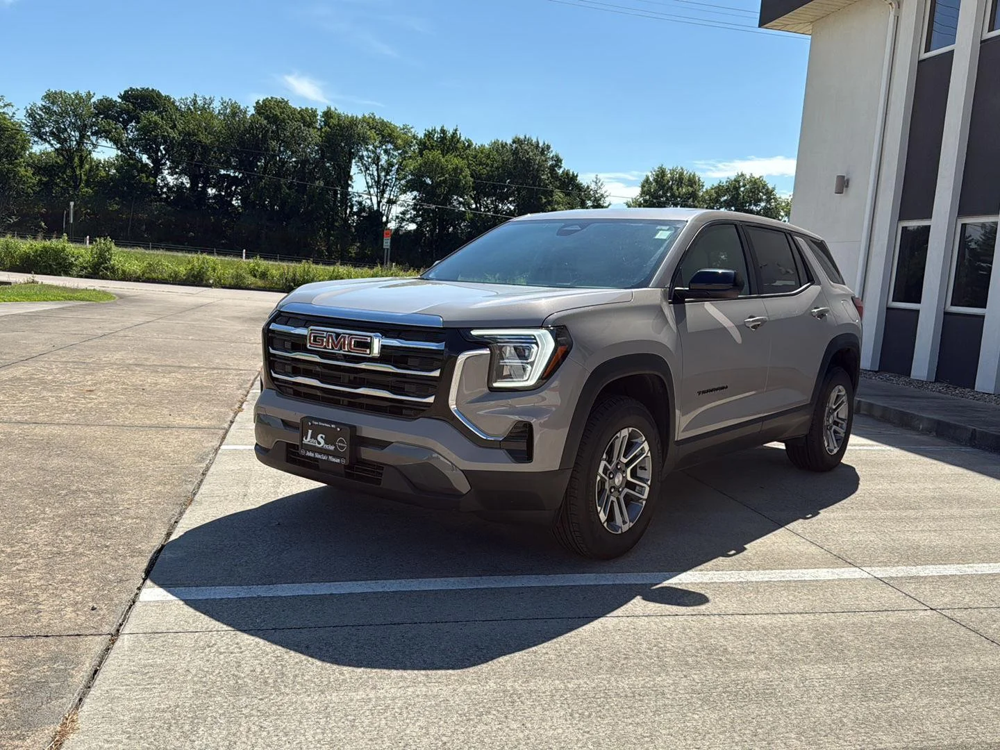 Used 2026 Riverstone Metallic GMC FWD Elevation image 7