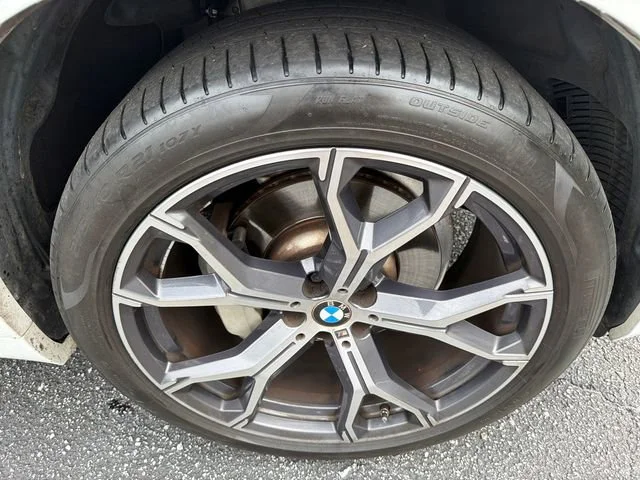 Used 2021 White BMW sDrive40i image 12