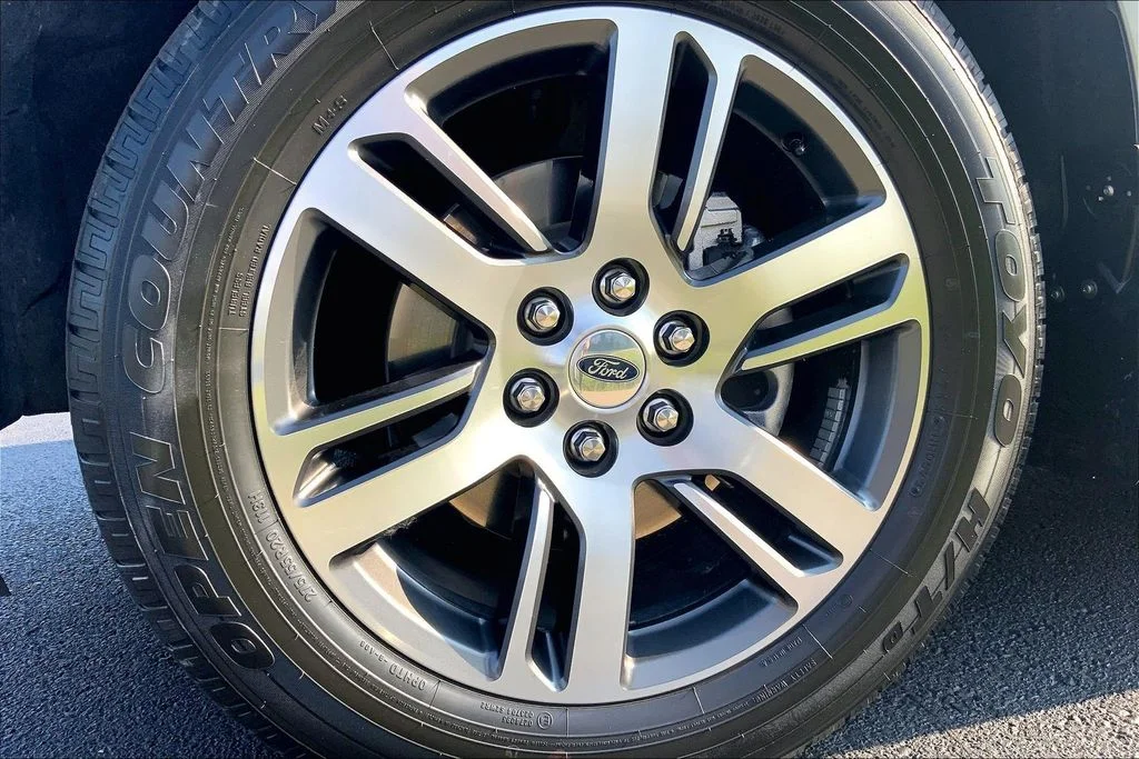 Used 2023 Silver Ford XLT image 3