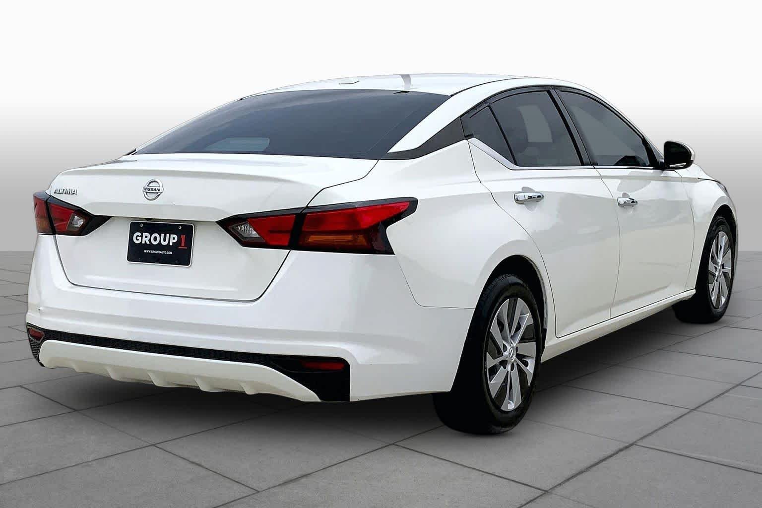 Used 2020 Glacier White Nissan 2.5 S image 13