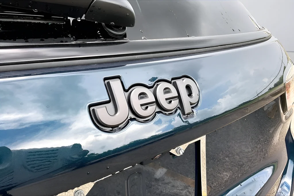 New 2026 Fathom Blue Pearl Coat Jeep Latitude image 16