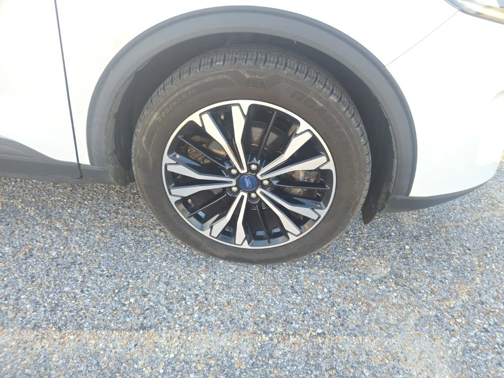 Used 2021 White Ford SE image 22