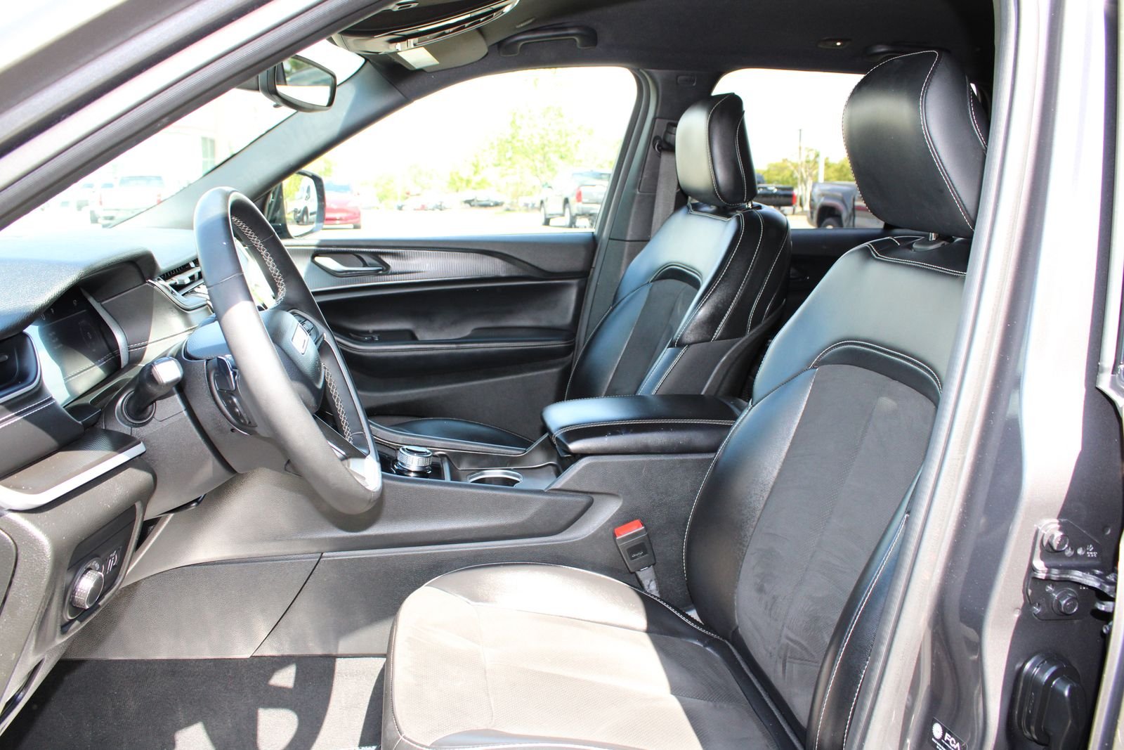 Used 2024 Gray Jeep Altitude image 9