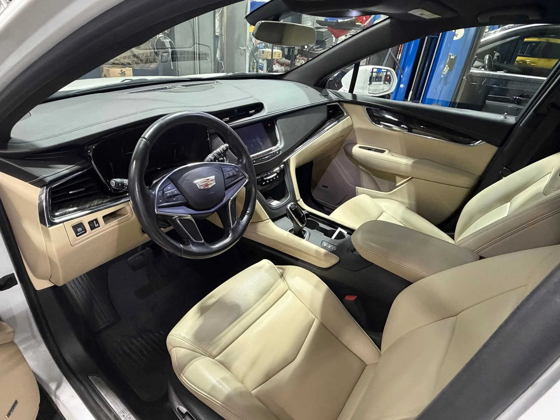 Used 2019 CRYSTAL WHITE TRICOAT Cadillac AWD image 16
