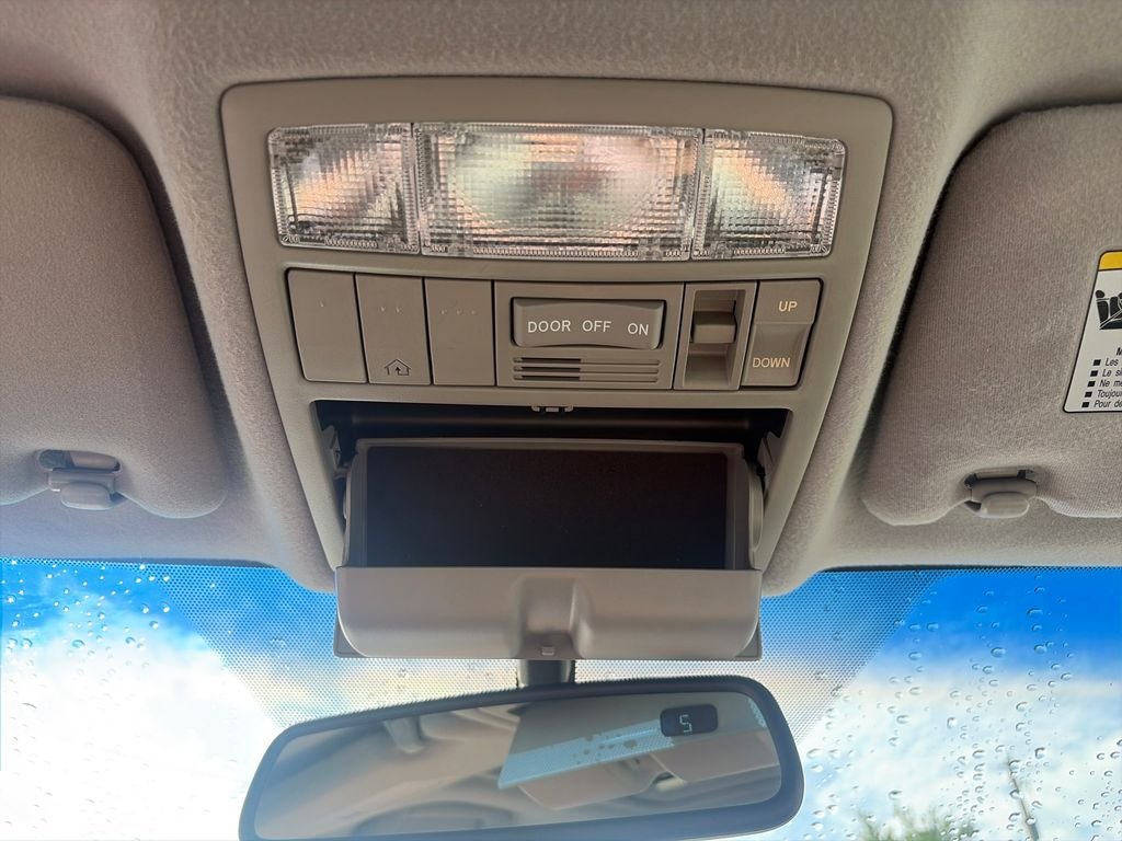 Used 2009 Super White Toyota  image 37