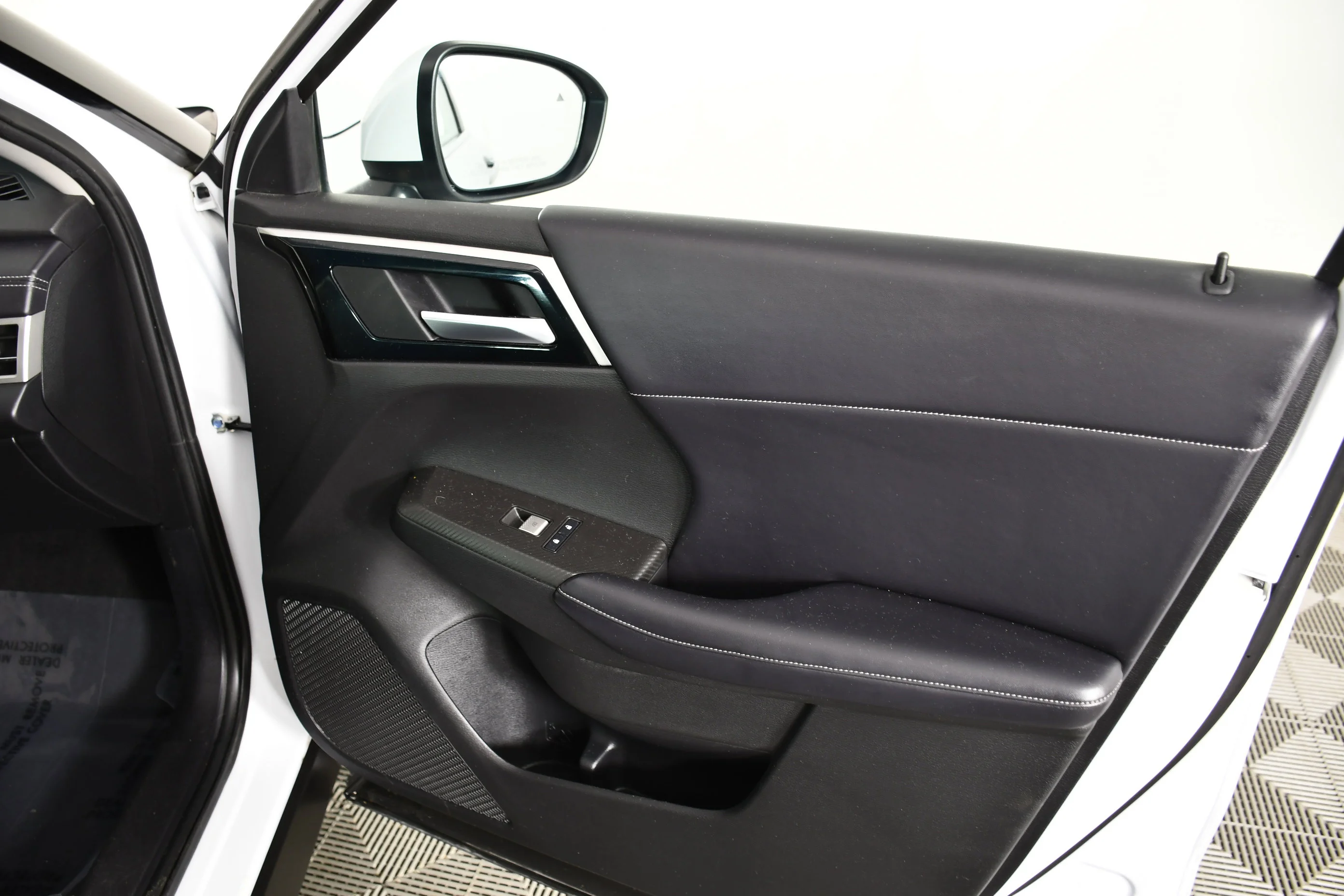 Certified Used 2023 White Diamond Mitsubishi SE image 39
