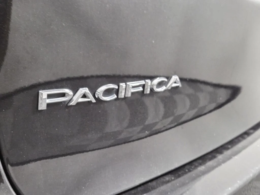 Used 2023 Brilliant Black Crystal Pearlcoat Chrysler Touring L image 26
