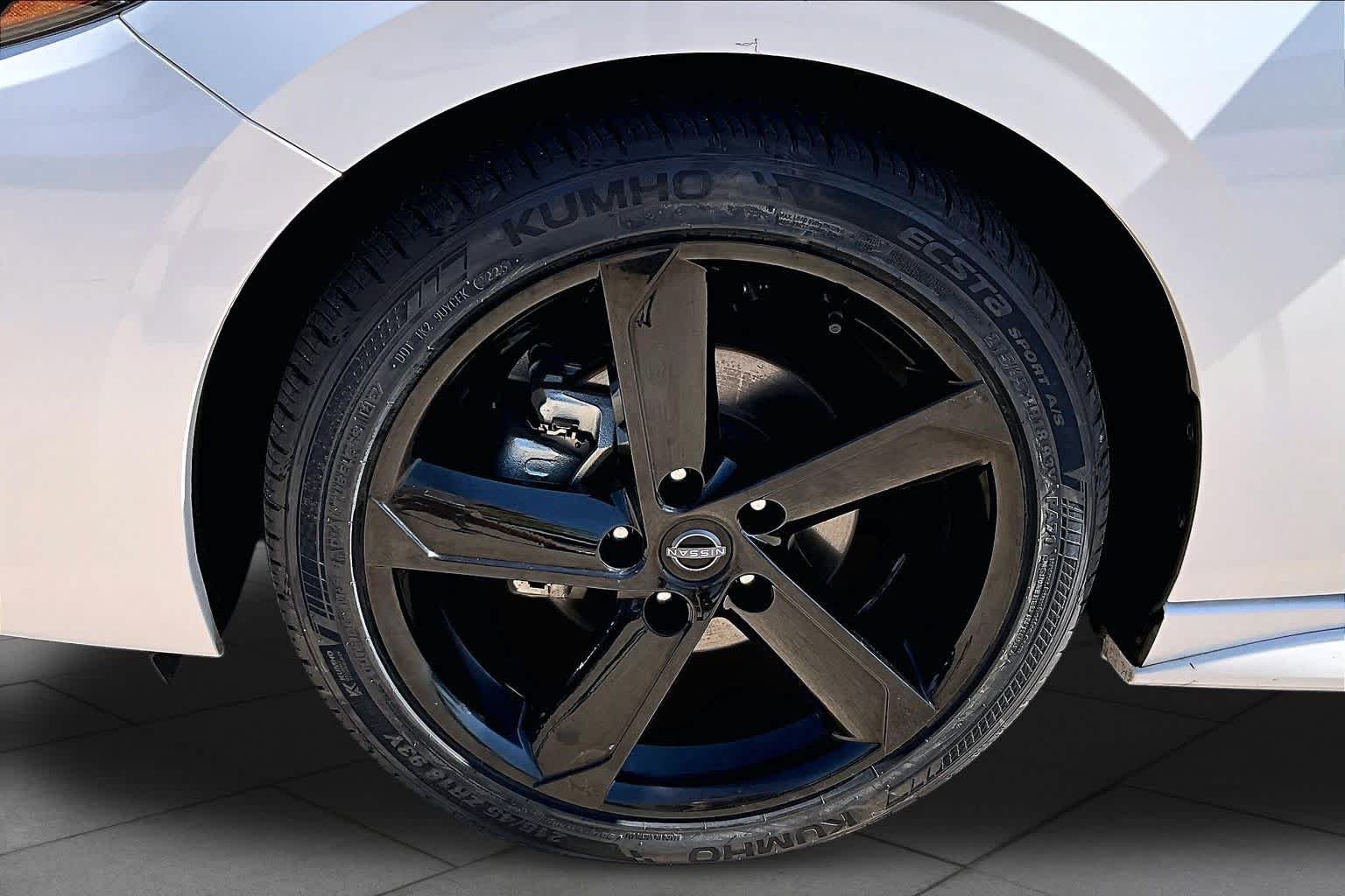 Used 2024 Aspen White Tricoat/Super Black Nissan SR image 9