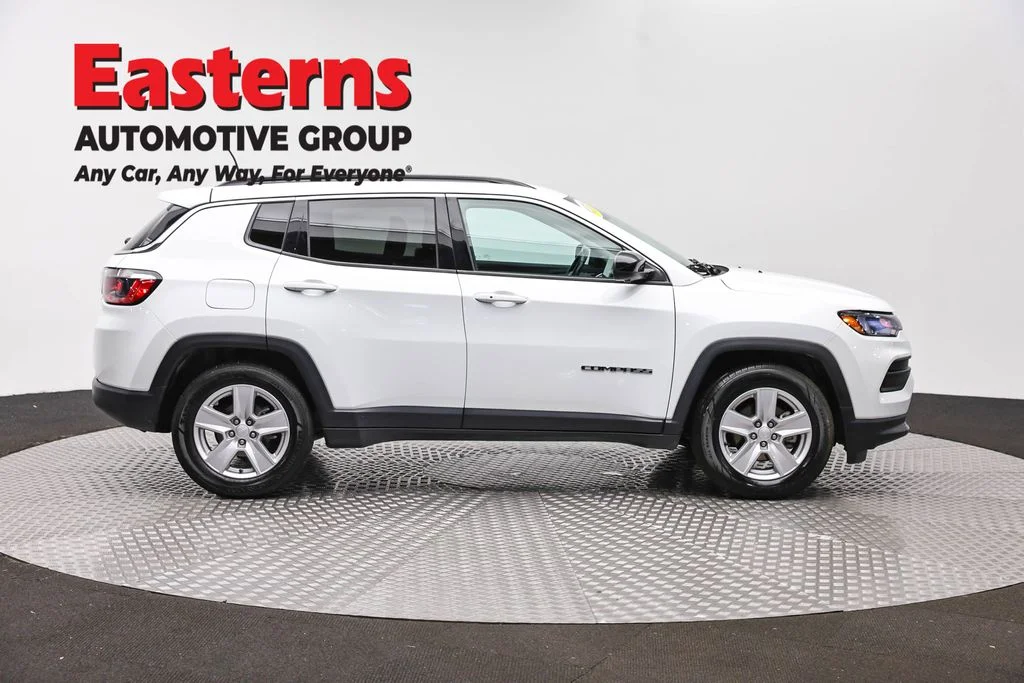Used 2022 White Jeep Latitude image 4