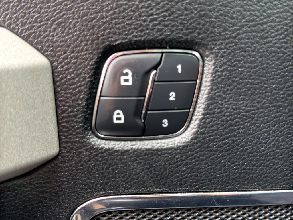 Used 2018 White Platinum Metallic Tri-Coat Ford LARIAT image 18
