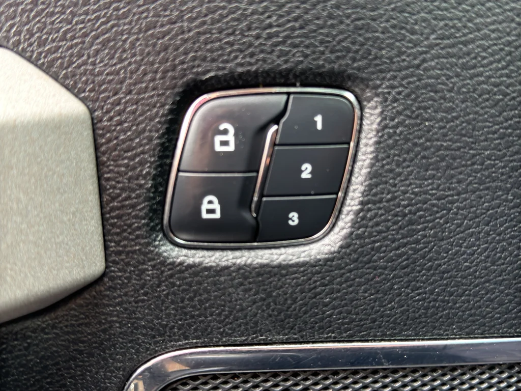 Used 2018 White Platinum Metallic Tri-Coat Ford LARIAT image 18