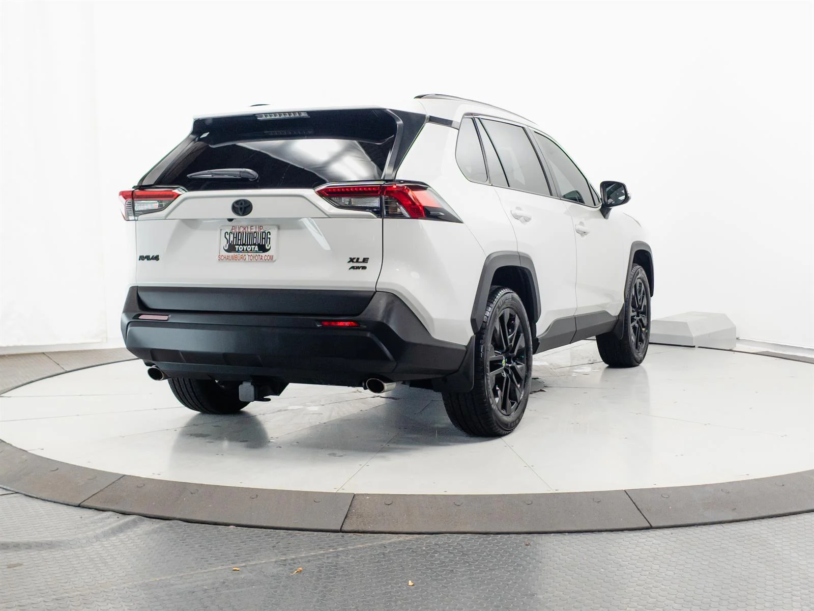 Used 2020 White Toyota XLE Premium image 12