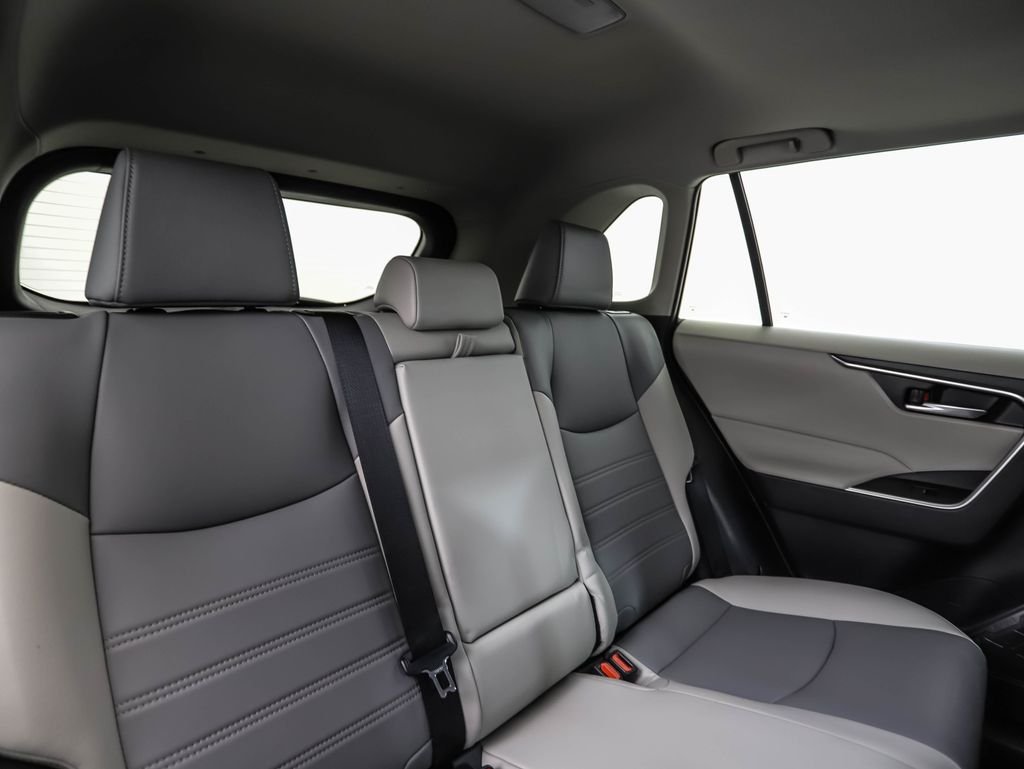 Used 2025 Pearl Toyota XLE Premium image 26