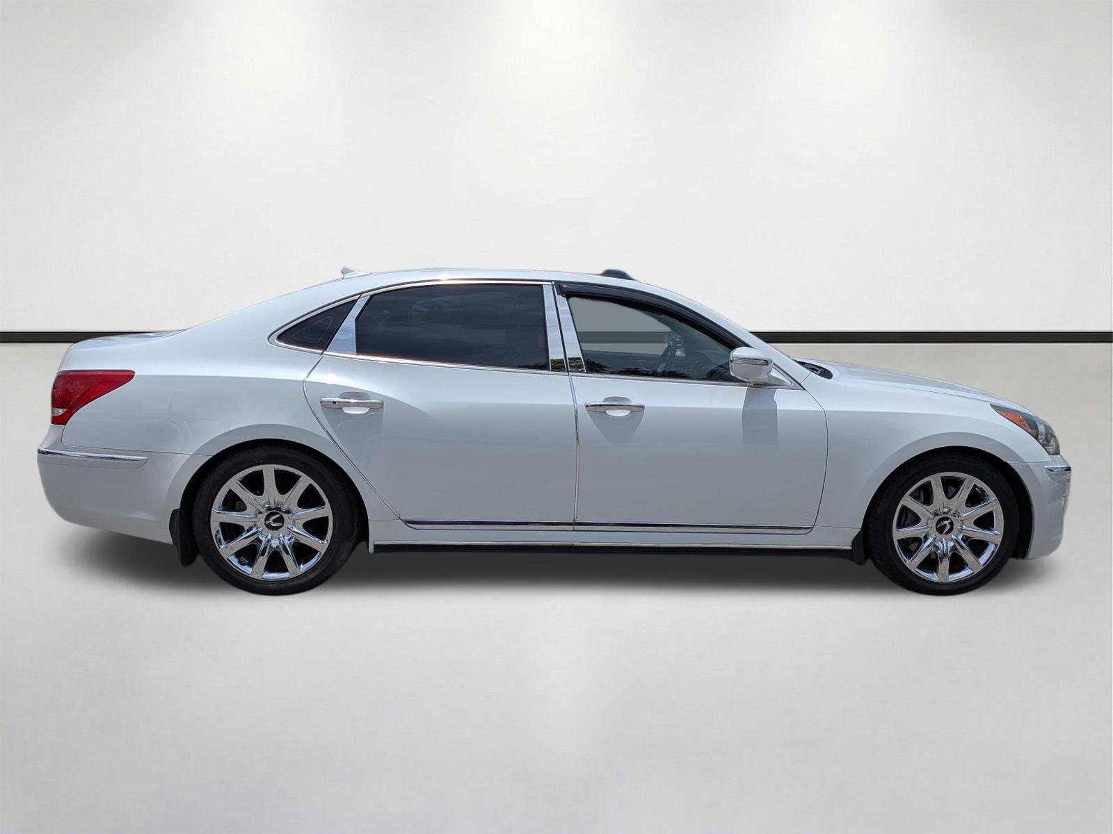 Used 2012 White Satin Pearl Hyundai Signature image 3