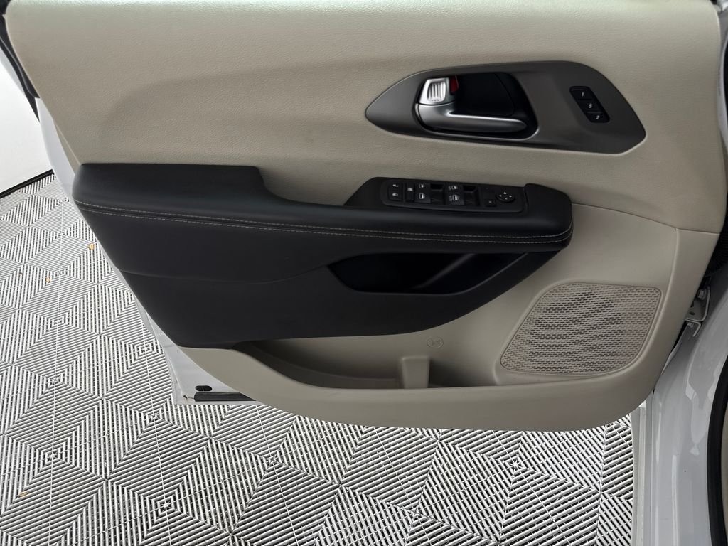 2022 Chrysler Pacifica Touring L - Photo 10