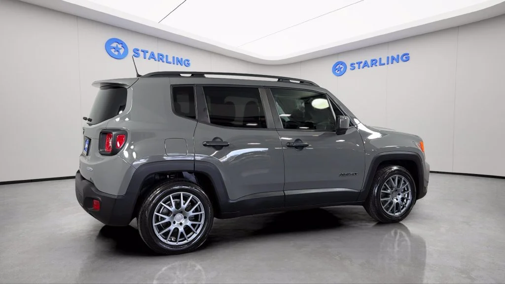 Used 2021  Jeep Latitude image 10