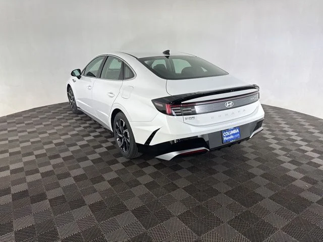 Used 2025 White Hyundai SEL image 9