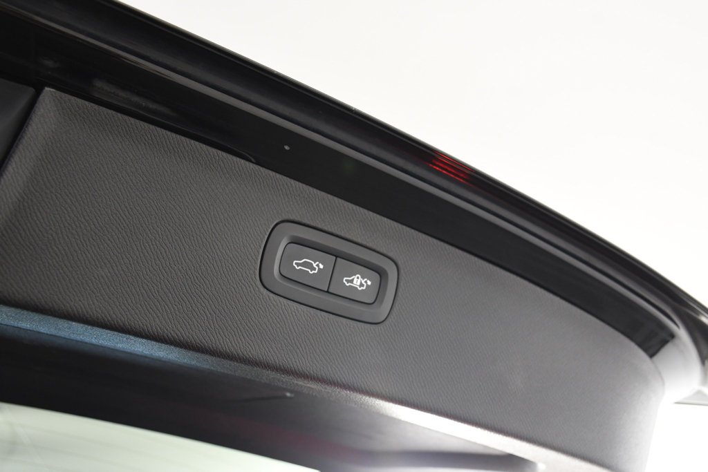 Used 2023 Onyx Black Metallic Volvo B6 Plus 7-Seater image 24