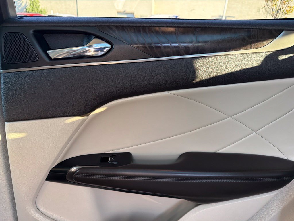 Used 2017 White Lincoln Reserve image 15