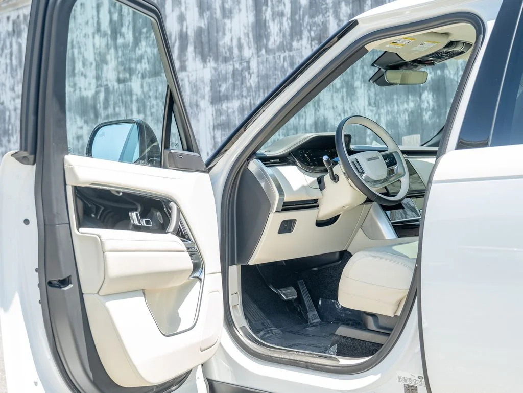 Used 2025 White Land Rover SE image 11