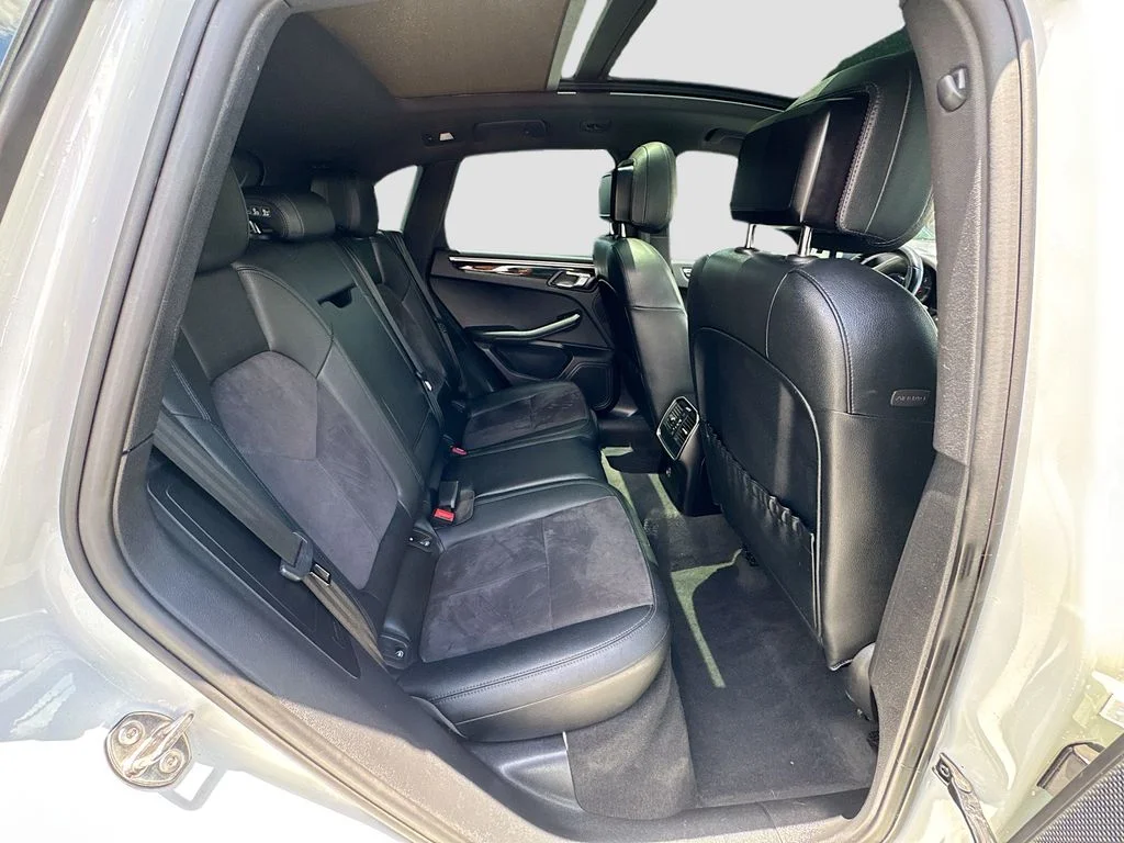 Used 2018  Porsche  image 28