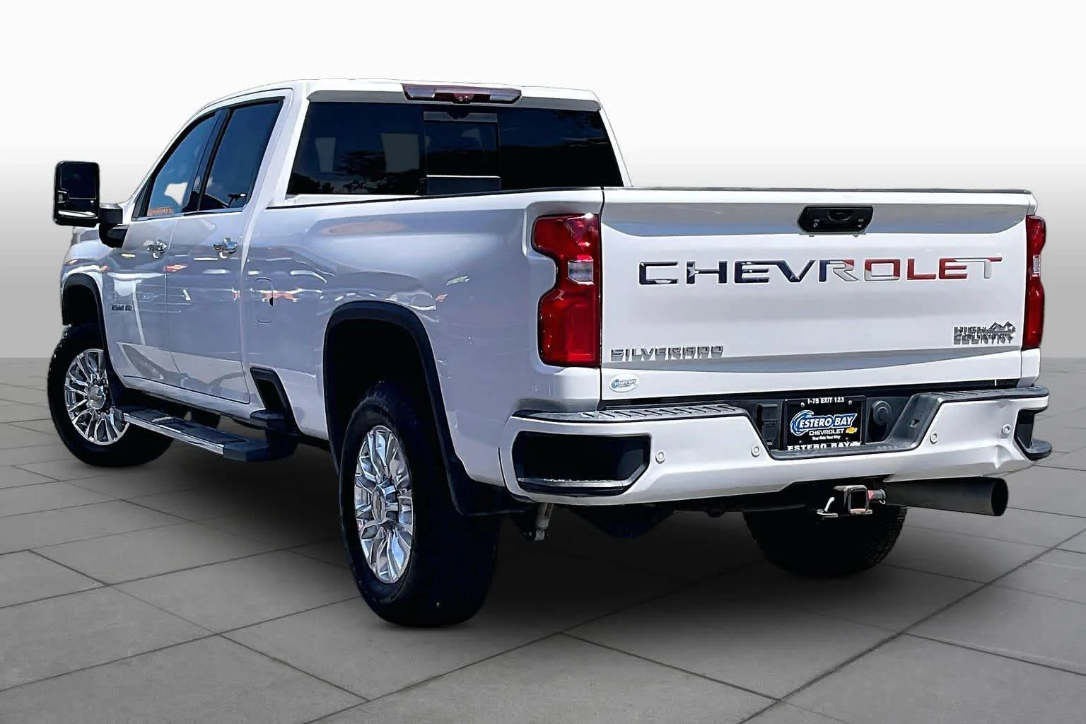 Used 2023 Iridescent Pearl Tricoat Chevrolet High Country image 12