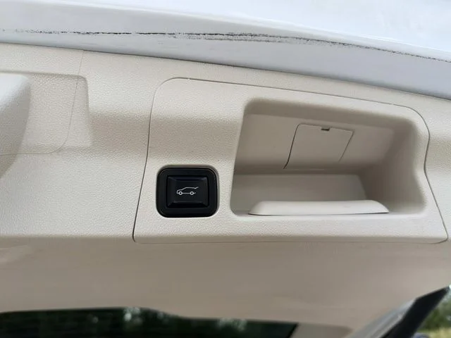 Used 2022 White GMC Denali image 15