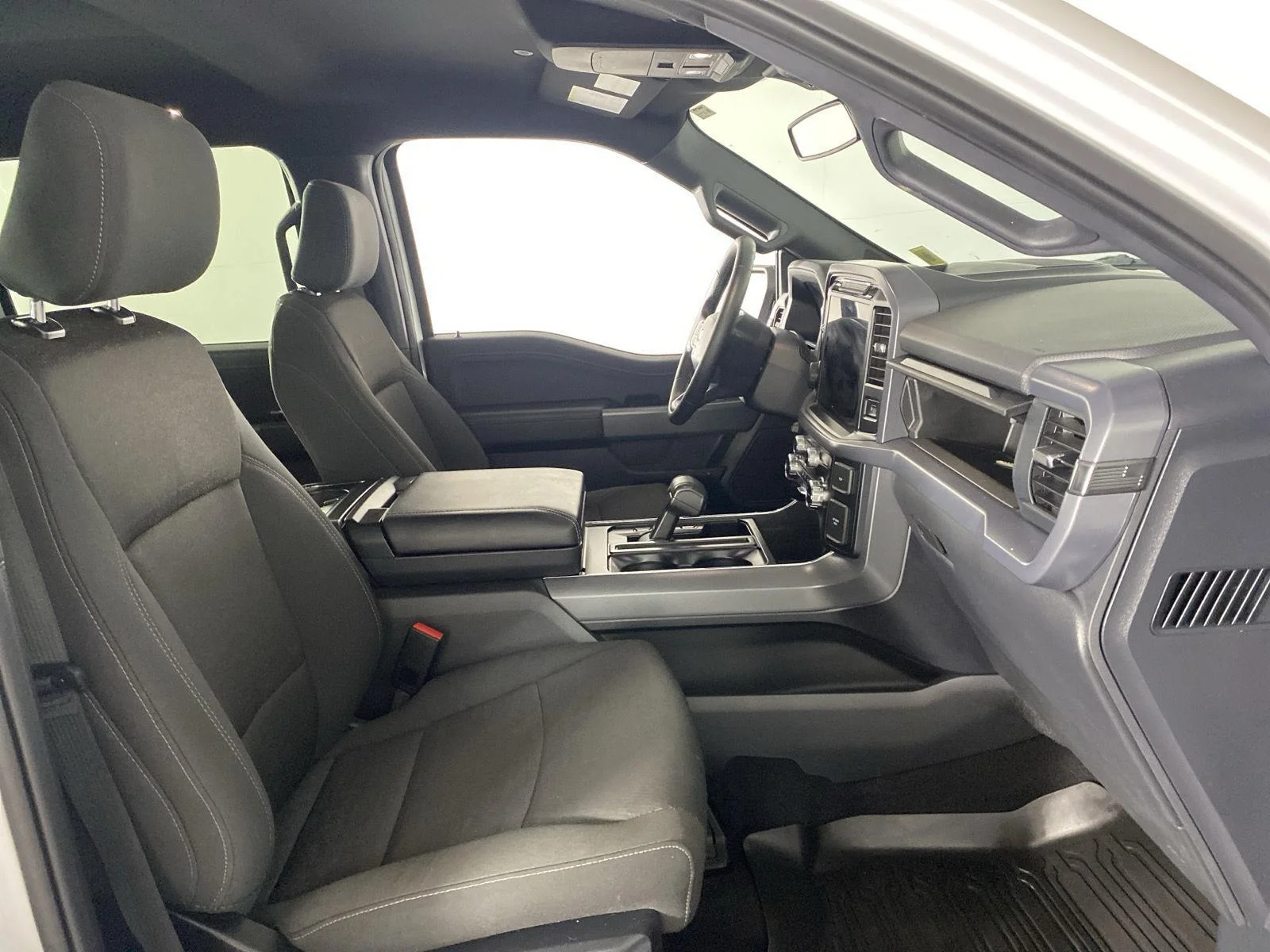 Used 2025 Oxford White Ford XLT image 29
