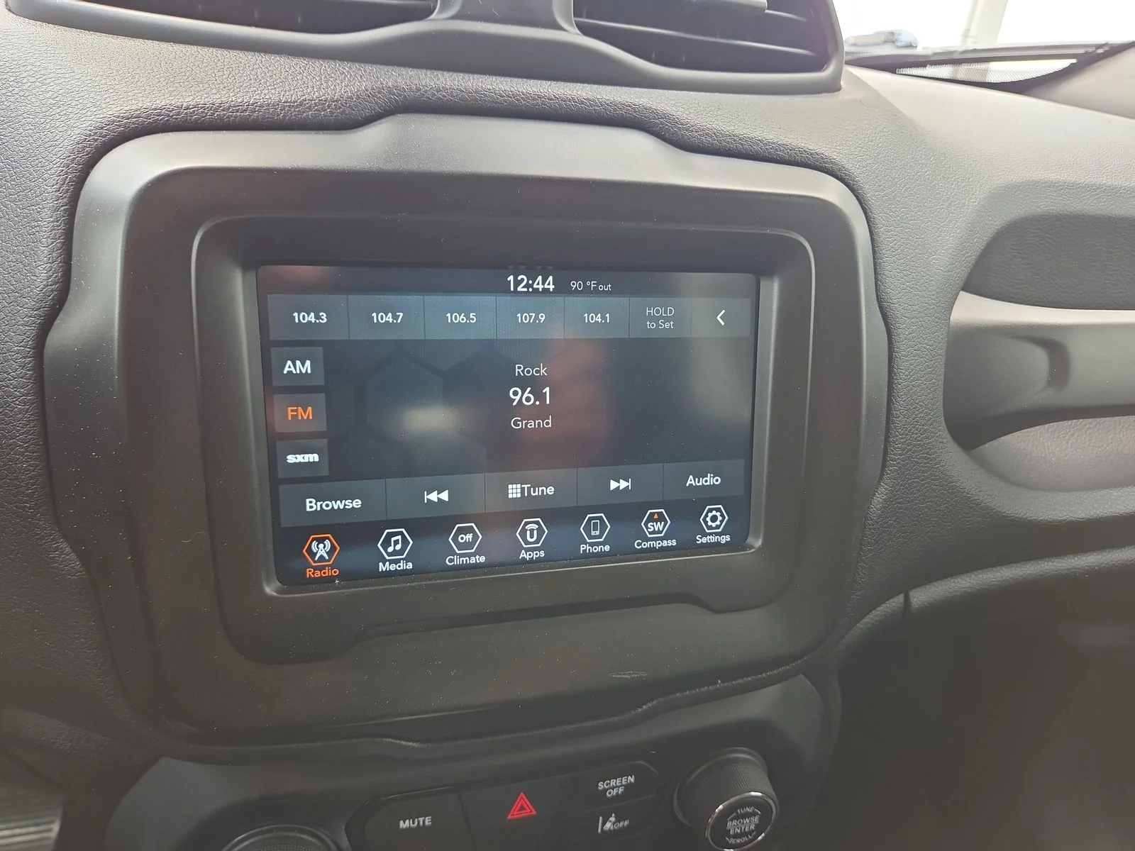 Used 2021 Bikini Metallic Clearcoat Jeep Latitude image 20