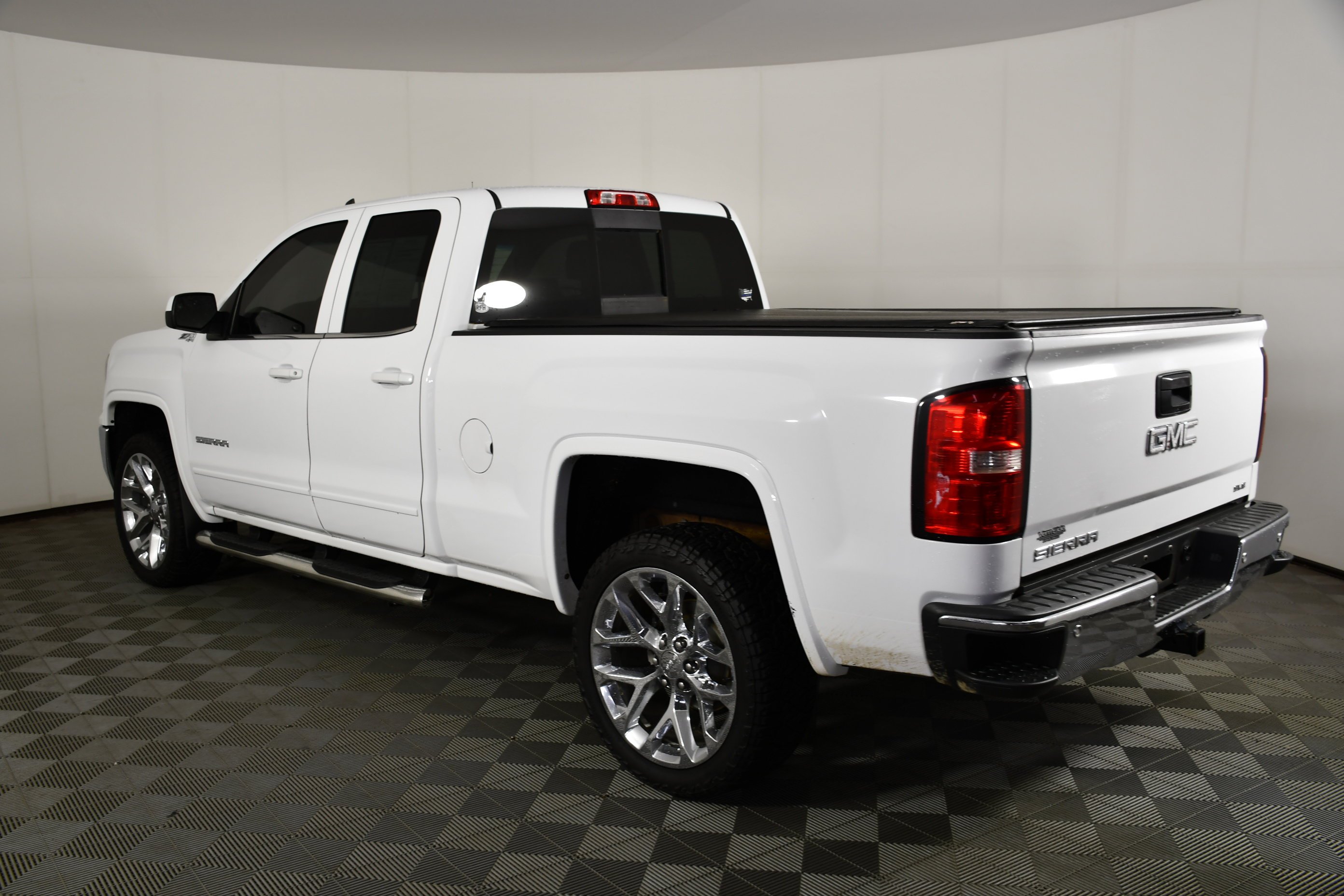 Used 2018 Summit White GMC SLE image 8