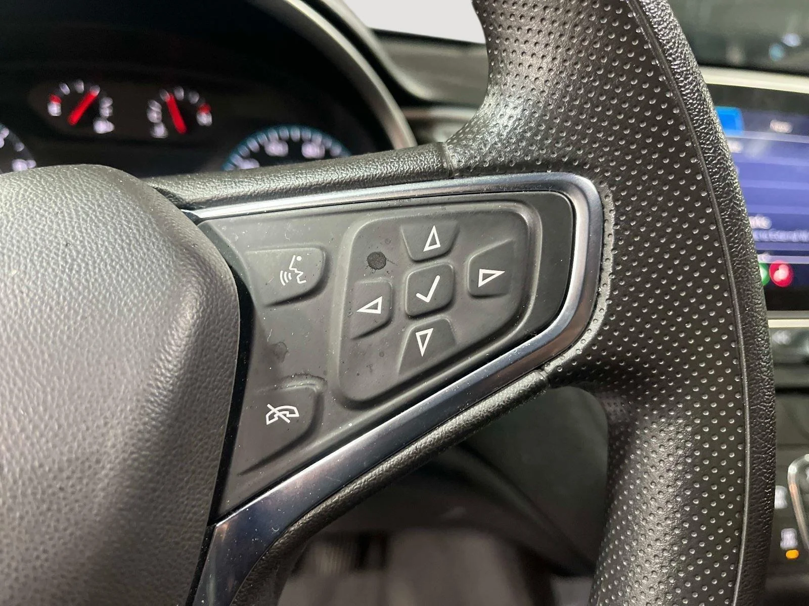 Used 2024 Summit White Chevrolet LT image 27