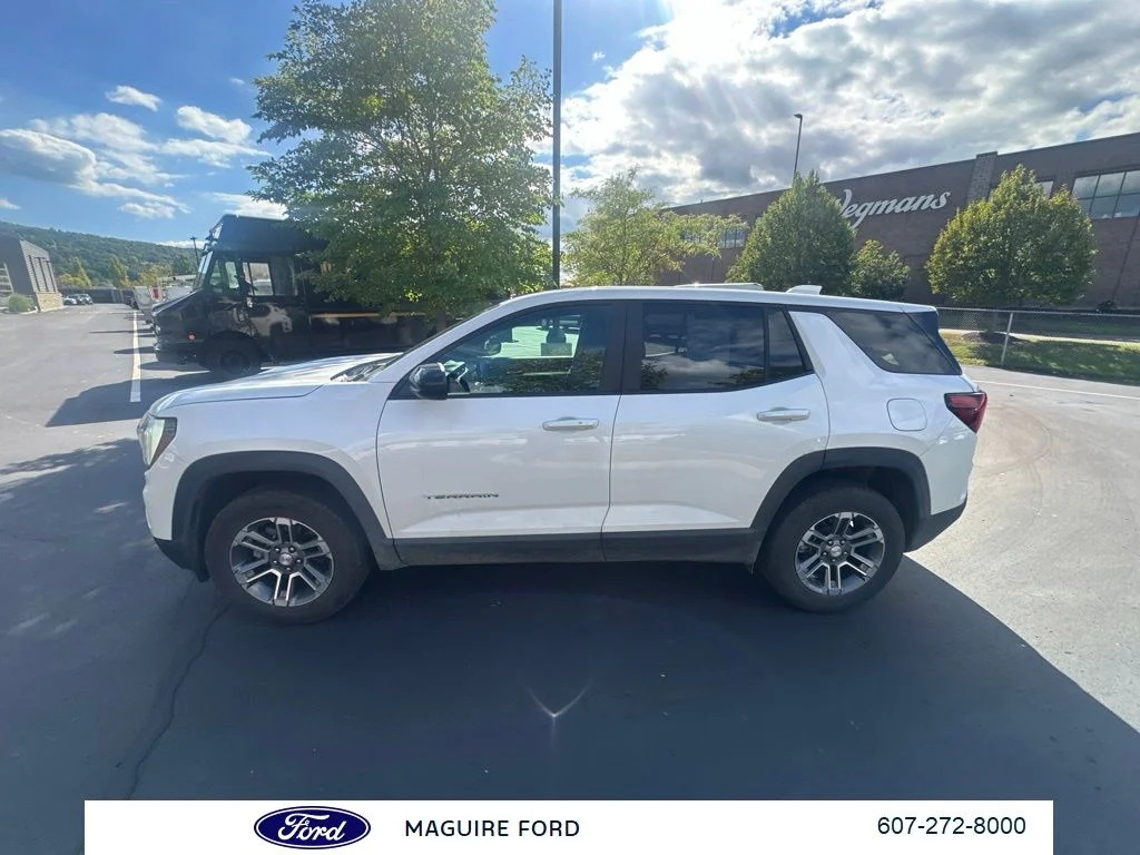 Used 2025 White GMC Elevation image 9