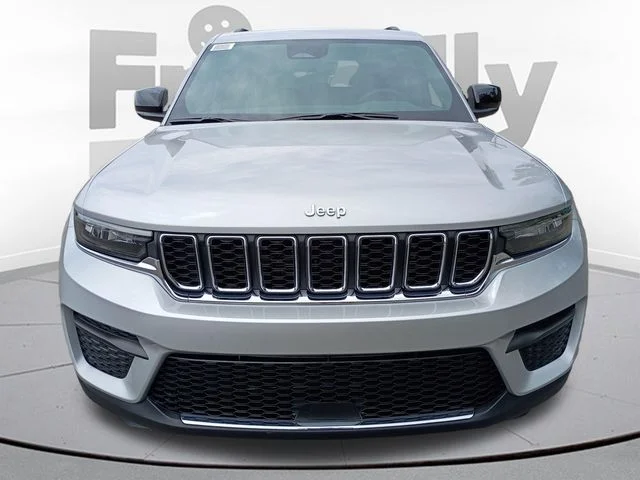 New 2026 Silver Zynith Exterior Paint Jeep Laredo X image 2