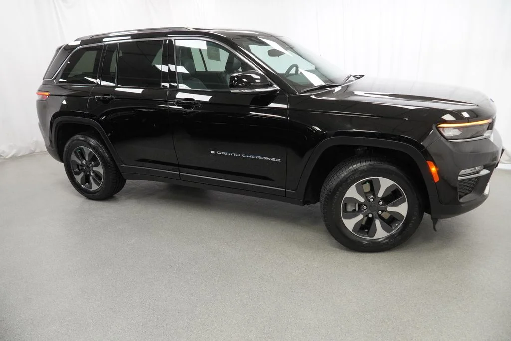 Used 2022 Black Jeep 4xe image 10