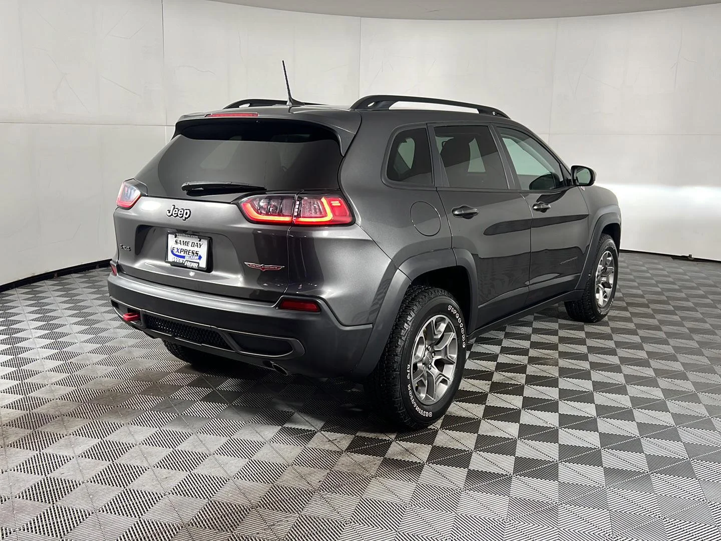 Used 2022 Granite Crystal Metallic Clearcoat Jeep Trailhawk image 30