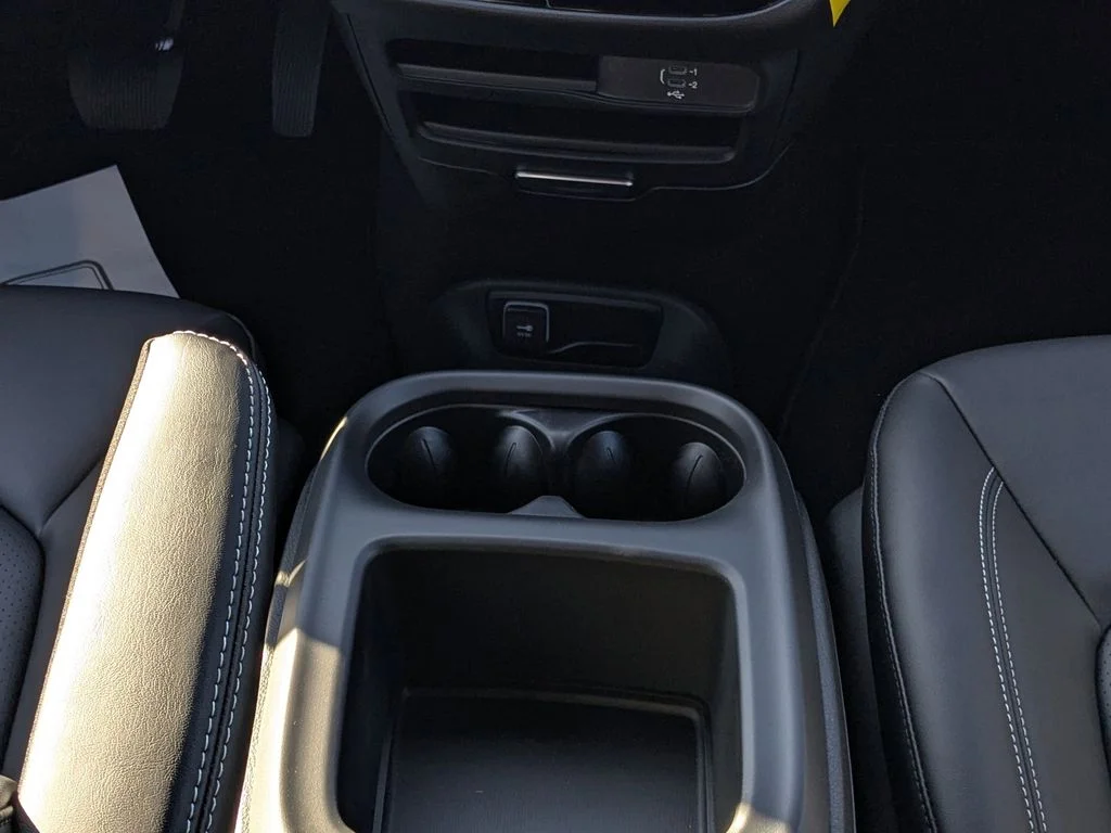 New 2026 Diamond Black Crystal Pearl-Coat Exterior Paint Chrysler LX image 18