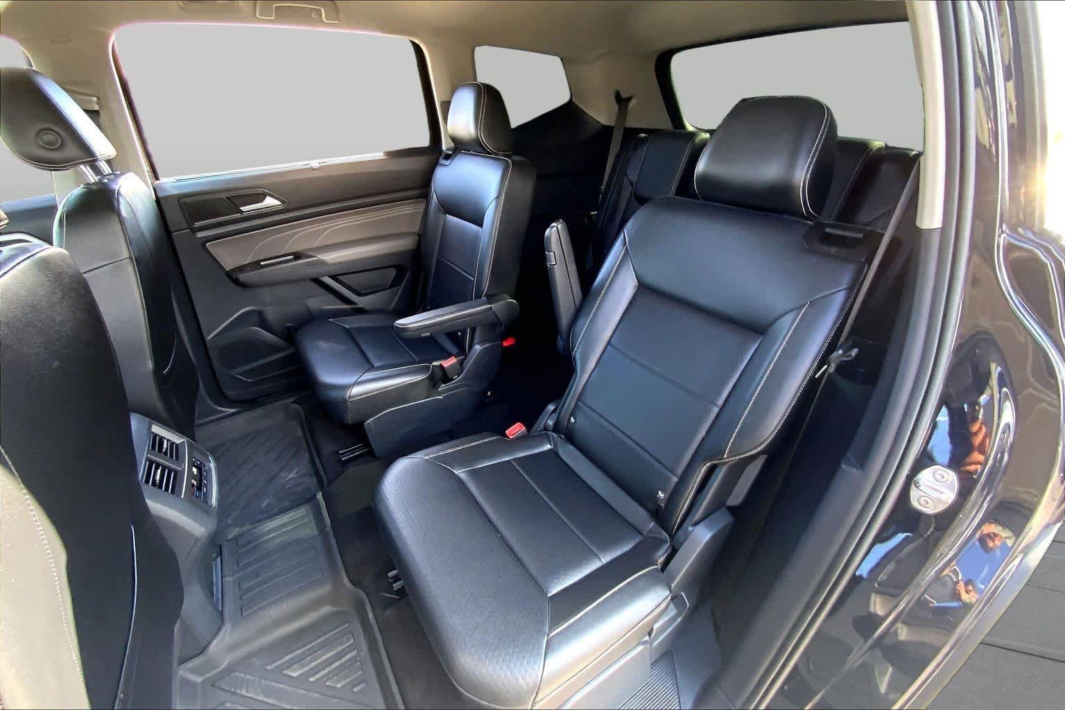 Used 2022 Deep Black Pearl Volkswagen 3.6L V6 SE w/Technology image 20