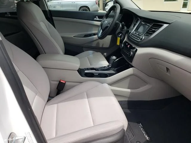 Used 2018 White Hyundai SE image 18