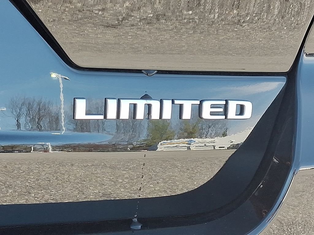 New 2026 Diamond Black Crystal Pearlcoat Jeep Limited image 19